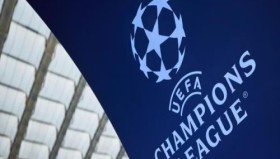 英超激战：利物浦艰难取胜，曼联稳居榜首，强强对话演绎榜首之争